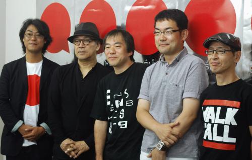 記者会見後に、写真撮影に応じるミュージシャンの坂本龍一（左から２人目）や詩人の和合亮一さん（同４人目）ら