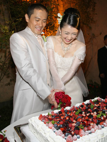 ０７年１０月２５日、結婚披露パーティーでケーキに入刀する内野聖陽と一路真輝