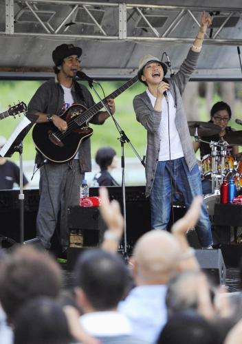 ライブで被災者らに手を振る「ドリームズ・カム・トゥルー」の吉田美和（右）と中村正人