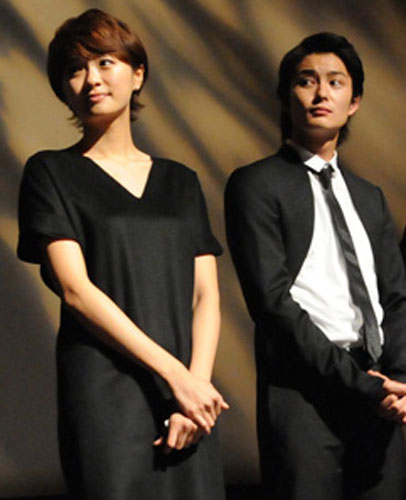 モントリオール世界映画祭であいさつする榮倉奈々（左）と岡田将生