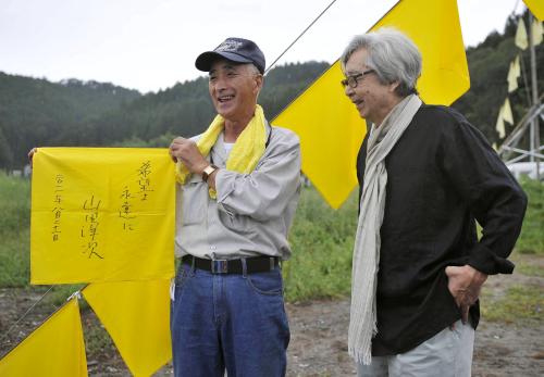 山田洋次監督（右）から贈られた「希望よ永遠に」と書かれたハンカチを手にする菅野啓佑さん