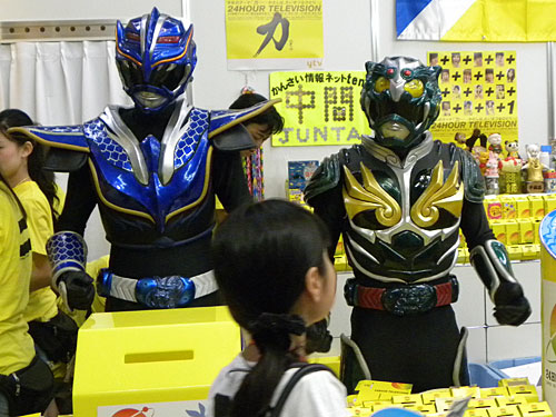 「２４時間テレビ」の大阪会場に登場し、募金を呼びかけた琉神マブヤー（右）と龍神ガナシー