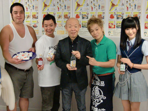 会見で笑顔を見せる（左から）どさけん、桂三段、坂田利夫、土肥ポン太、ＮＭＢ４８の川上礼奈