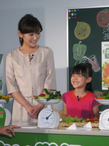 高島彩（左）と「野菜の日」のイベントに参加した芦田愛菜