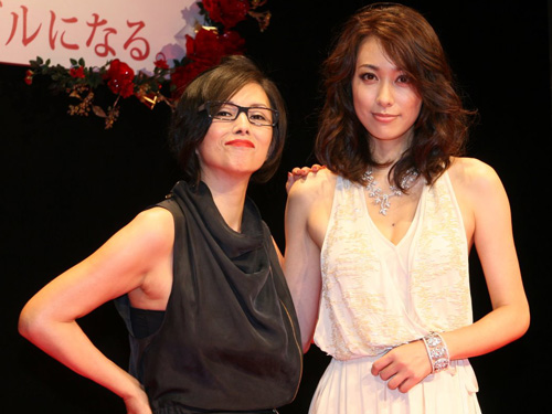 テレビ朝日系連続ドラマ「バラ色の聖戦」制作発表に登場した、（左から）夏木マリ、吹石一恵