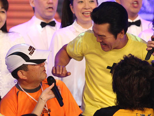 ＜２４時間テレビでのチャリティーマラソンを完走した徳光和夫アナ（左）を出迎える島田紳助さん