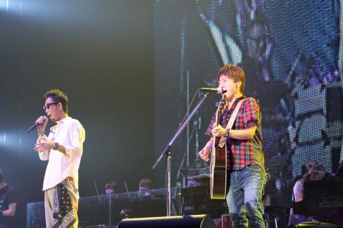 札幌の真駒内セキスイハイムアイスアリーナでコンサートを開いたコブクロの黒田俊介(左）と小渕健太郎