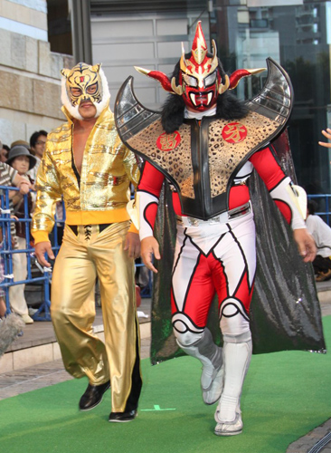 映画「ライフ―いのちをつなぐ物語―」公開記念のアニマルプレミアに登場したタイガーマスク（左）と獣神サンダー・ライガー