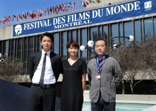 第３５回モントリオール世界映画祭で「イノベーションアワード」を受賞した『アントキノイノチ』に出演した（左から）岡田将生、榮倉奈々と瀬々監督
