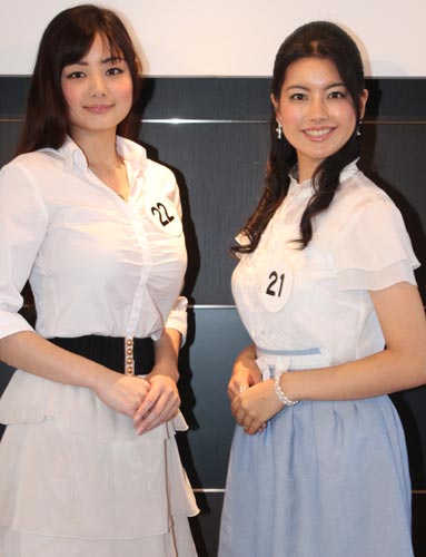 ＜２０１２年度ミス日本コンテスト関東地区大会＞次点の片山萌美さん（左）、曾田彩乃さん
