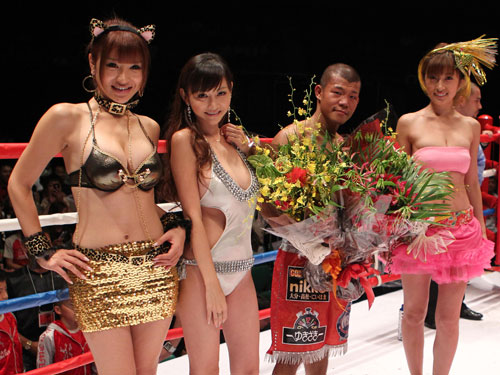 【画像・写真】“巨乳ラウンドガール”セクシー衣装で悩殺ＫＯ