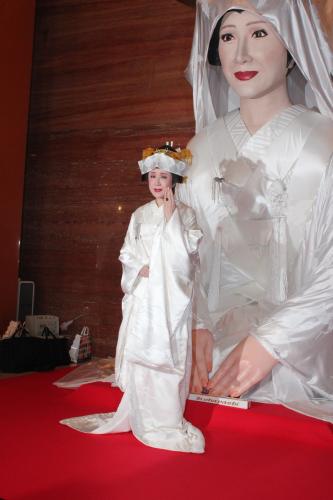 「小林幸子特別公演」開演前イベントで結婚を報告した小林幸子は、“メガ幸子”の前でニッコリ