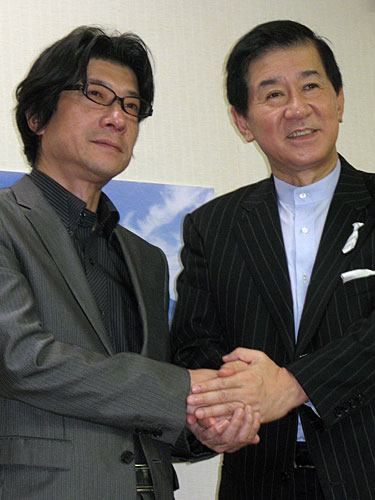 吉永小百合主演の東映創立６０周年記念映画を発表し、握手する岡田東映社長（右）と阪本監督