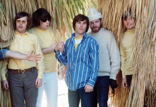 ６７年当時のビーチ・ボーイズのアーティスト写真（左から）カール・ウィルソン、ブライアン・ウィルソン、デニス・ウィルソン、マイク・ラブ、ブルース・ジョンストン