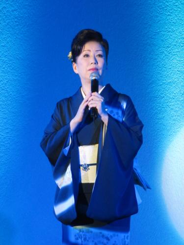 ２５年ぶりの新曲ディナーショーで和服姿で熱唱する仁支川峰子