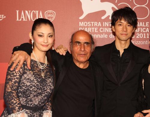 映画「ＣＵＴ」で「ベネチア国際映画祭」に出席した、（左から）常盤貴子、アミール・ナデリ監督、西島秀俊