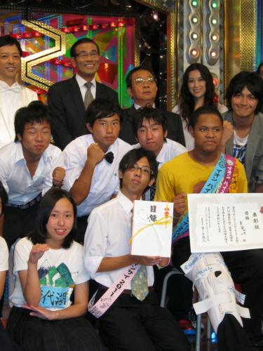 島田紳助さん引退についてコメントを出した、オール巨人（後列左から２人目）