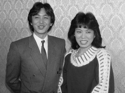 ８６年１月２１日歌手・新沼謙治（左）がバトミントン元世界王者の湯木博恵さんと電撃婚約発表