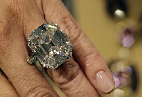 12月にニューヨークで競売にかけられることになった、米女優エリザベス・テーラーさんに元夫の俳優リチャード・バートンが贈った約33カラットのダイヤモンド指輪