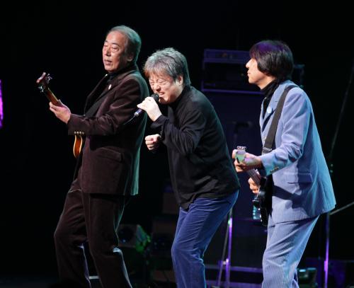 コンサートで熱唱する（左から）岸部一徳、沢田研二、森本太郎