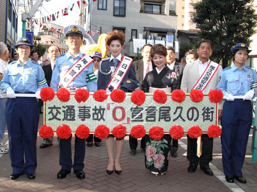 交通安全パレードで交通安全をＰＲする雪美さくら（中）、梅本清吉・尾久警察署長（左から２人目）、古都清乃（右から３人目）