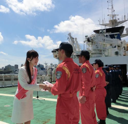 海上保安本部の横浜海上防災基地で、巡視艇に慰労表敬訪問をしたミス日本の谷中麻里衣