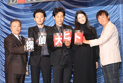 映画「探偵はＢＡＲにいる」初日舞台あいさつに登場した（左から）西田敏行、松田龍平、大泉洋、小雪、橋本一監督