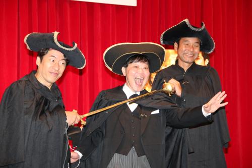 お笑い三銃士結団式に登場したダチョウ倶楽部の（左から）寺門ジモン、上島竜兵、肥後克広