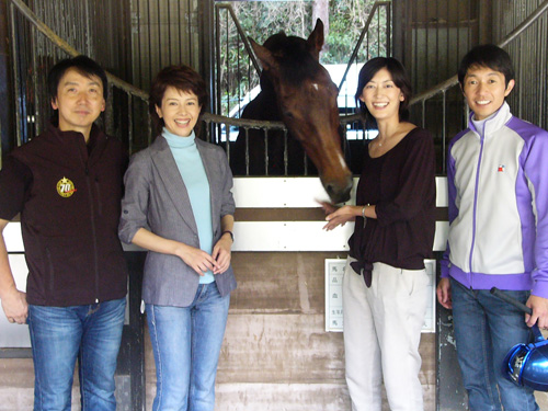 ドラマの収録に臨んだ（右から）武豊、佐藤藍子、沢口靖子、西内装蹄師