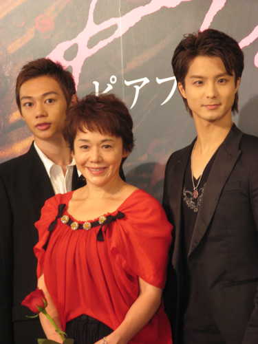 舞台「ピアフ」の製作発表に出席した（左から）碓井将大、大竹しのぶ、田代万里生