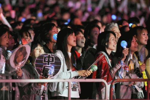 【画像・写真】ＳＭＡＰ初の海外公演に４万人！中国語で「世界に一つだけの花」