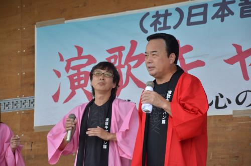 「演歌キャラバン隊」として宮城県東松島市でコンサートを開いた新沼謙治（左）と細川たかし