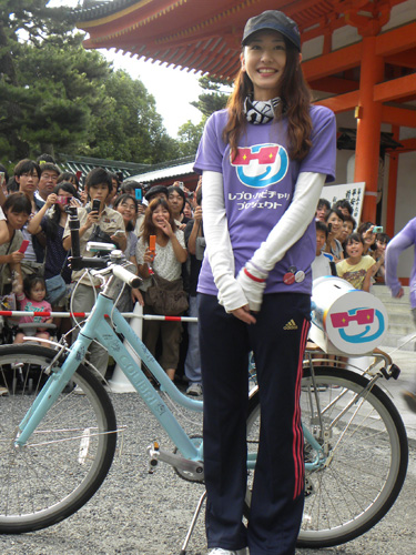 所属事務所による東日本大震災支援プロジェクトの一環で、京都市内各所を自転車で回った新垣結衣