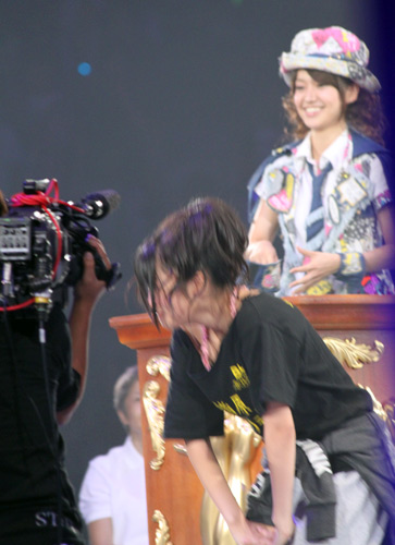 昨年のじゃんけん大会で大島優子に勝ち、泣き崩れた指原莉乃は土下座して大島ファンに謝罪