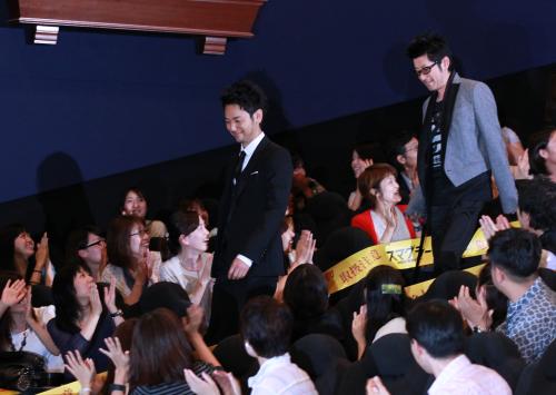 映画「スマグラー」完成披露試写会で観客席から登場する妻夫木聡（左）と永瀬正敏