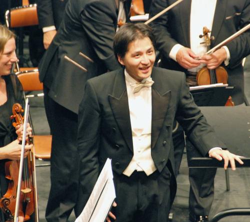 ブザンソン国際若手指揮者コンクールで、演奏を終え拍手に応える垣内悠希さん