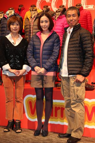 「イオンの応援暖」記者発表会に登場した（左から）富永美樹、麻生久美子、柳葉敏郎