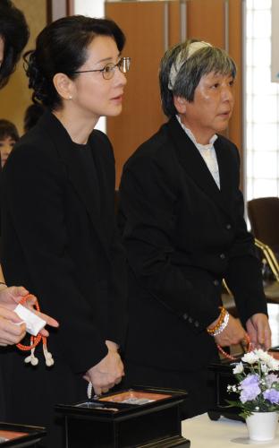 山内賢さんの遺影を前に焼香する吉永小百合（左）と和泉雅子