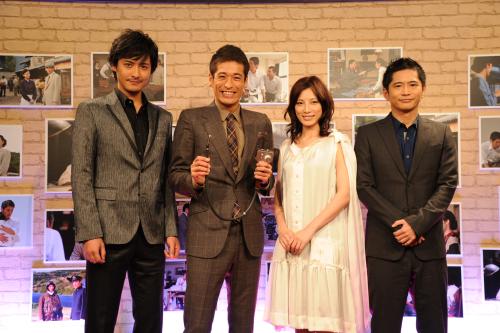 ドラマ「光る壁画」に出演する（左から）中村俊介、佐藤隆太、加藤あい、萩原聖人