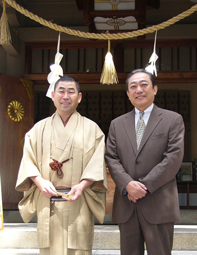 大阪・高津宮で松竹新喜劇の成功祈願をした桂南光（左）と渋谷天外