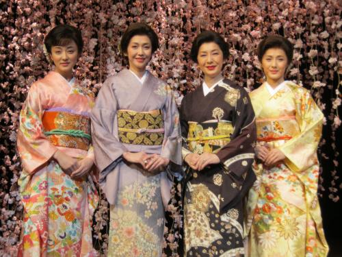 舞台「細雪」の公開稽古を行った（左から）中越典子、賀来千香子、高橋惠子、水野真紀