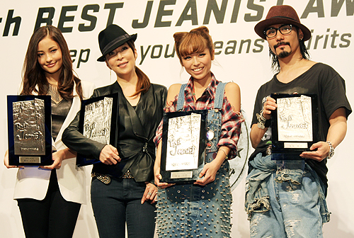 第２８回「ベストジーニスト２０１１」表彰式に登場した（左から）黒木メイサ、真矢みき、若槻千夏、鬼塚勝也氏