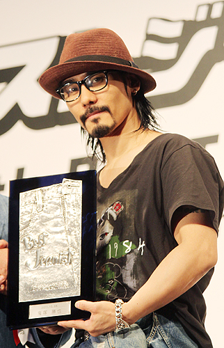 第２８回「ベストジーニスト２０１１」表彰式に登場した鬼塚勝也氏