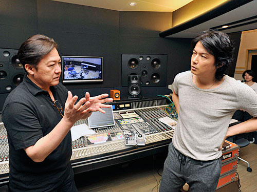 石橋凌（左）のソロアルバムのレコーディングに参加した福山雅治