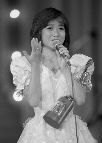 ８４年１０月１１日、第１７回新宿音楽祭で金賞を受賞した岡田有希子。トロフィー抱き「恋、はじめまして」を歌った