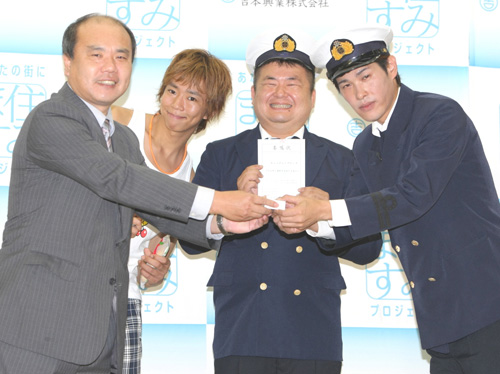 小久保十和田市副市長（左端）から十和田奥入瀬観光大使に任命されたキューティーブロンズと応援に駆けつけた楽しんご