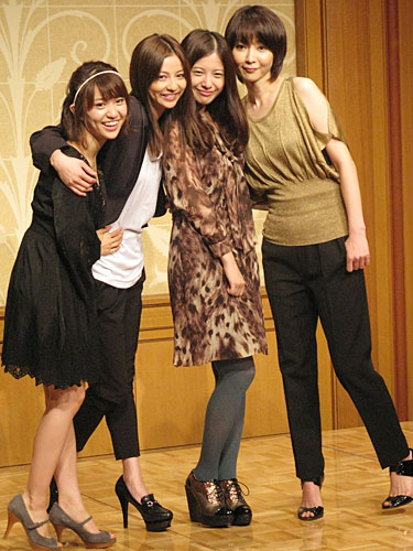 ドラマ「私が恋愛できない理由」の制作発表で、顔を近づけて仲の良さをうかがわせる（左から）大島優子、香里奈、吉高由里子、稲森いずみ