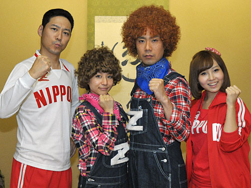 ＴＢＳ「ニッポン！いじるＺ」の会見を役衣装で行った（左から）東野幸治、田中みな実アナ、藤井隆、愛実