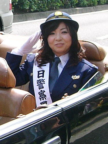 阿倍野警察署の１日署長としてあべのパレードに参加したハイヒール・モモコ