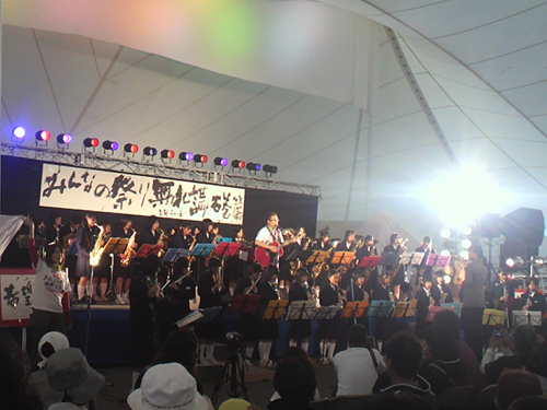 地元の中学生７２人とチャリティーソング「希望のマーチ」を披露した嘉門達夫（中央）